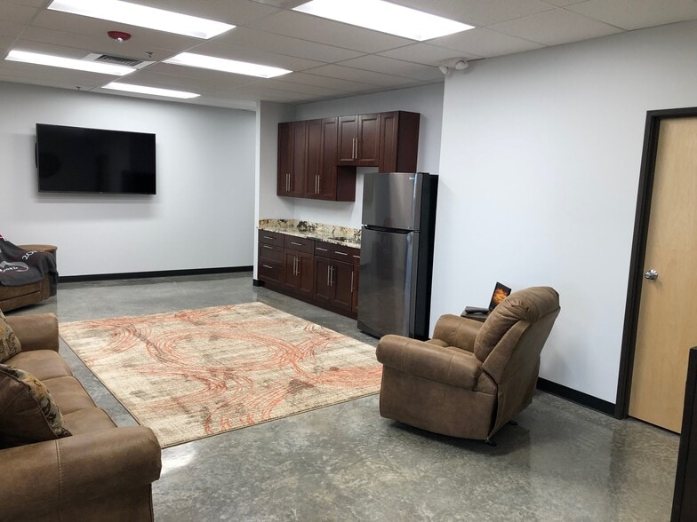 More Photos Of 1567 Vista View Dr, Longmont Showroom For Sale