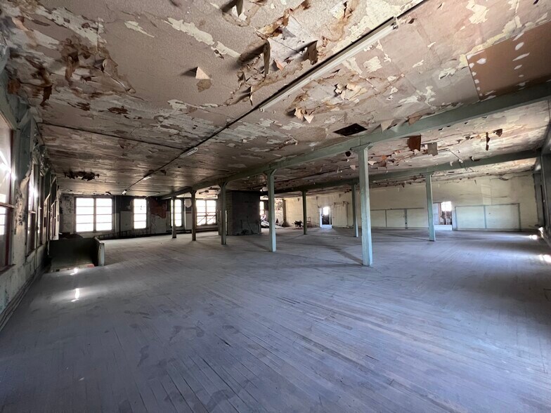 More Photos Of 335-341 S Main St, Memphis Storefront Retail Office For Sale