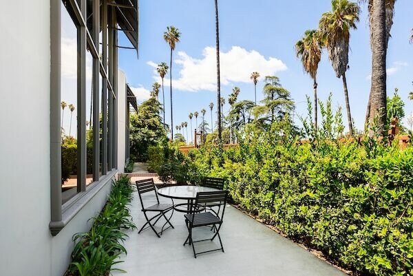 More Photos Of 16946 Sherman Way, Lake Balboa Loft Creative Space For Lease