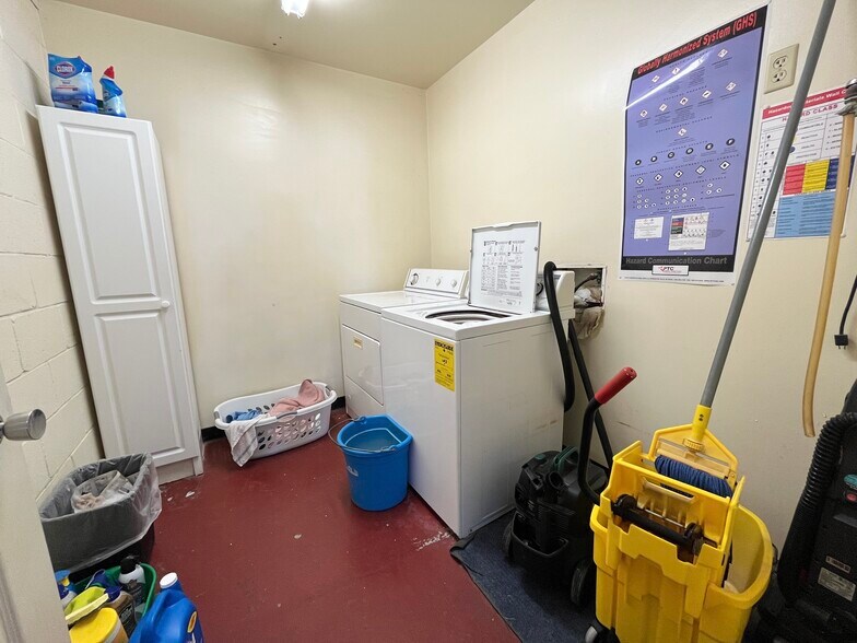 More Photos Of 1305 Black St, Pekin Flex For Sale