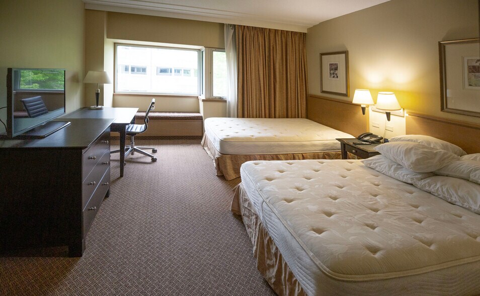 More Photos Of 1 Oak Ridge Dr, Chaska Hotel For Lease