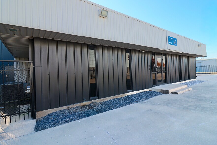 More Photos Of 2734 Burbank St, Dallas Warehouse For Lease