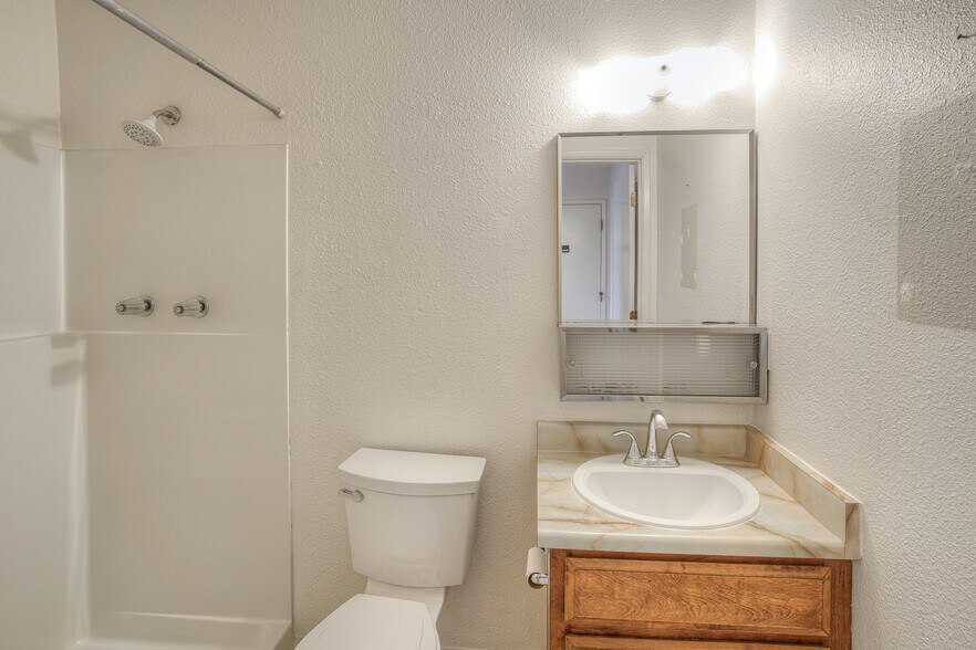 More Photos Of 2950 Feather River Blvd, Oroville Light Distribution For Sale