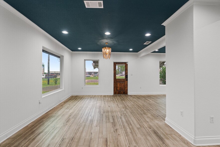 More Photos Of 2023 Main St, Liberty Hill Office For Sale