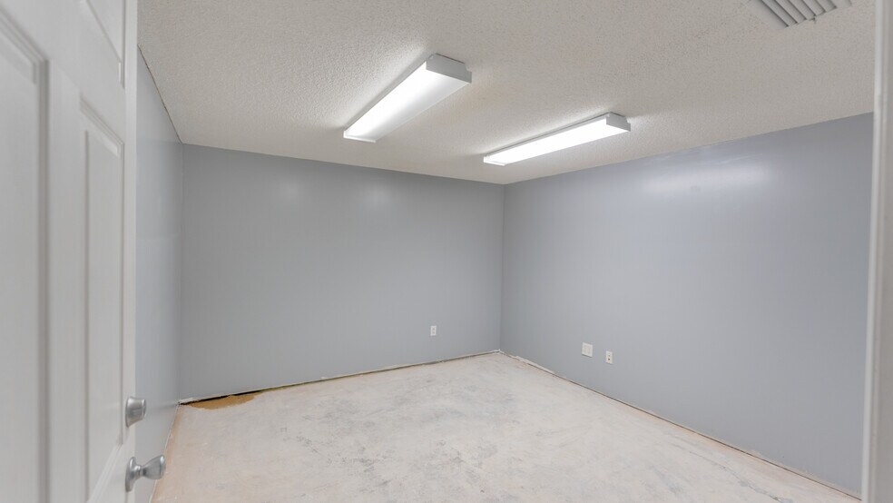 More Photos Of 510 N Walker St, Quitman Light Manufacturing For Lease