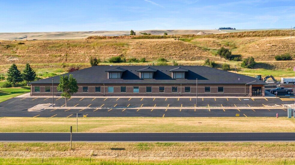 More Photos Of 920 NE Main St, Lewistown Office For Sale