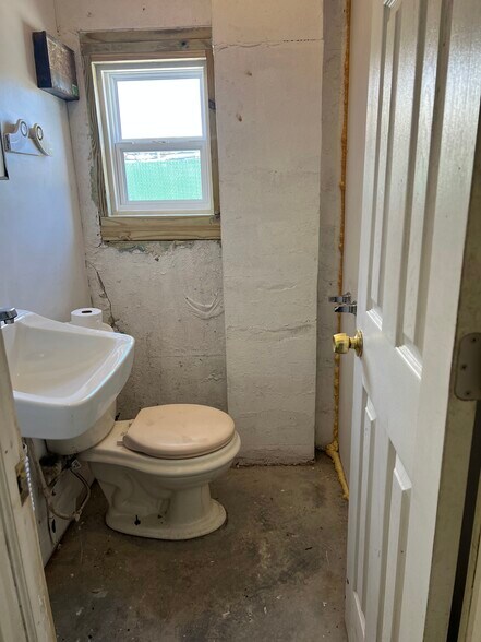 More Photos Of 44 Brooklyn Ave, Massapequa Warehouse For Sale