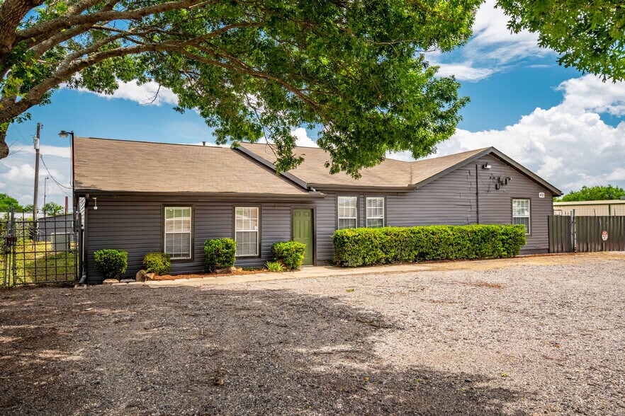 More Photos Of 401 W Simonds Rd, Seagoville Office For Sale