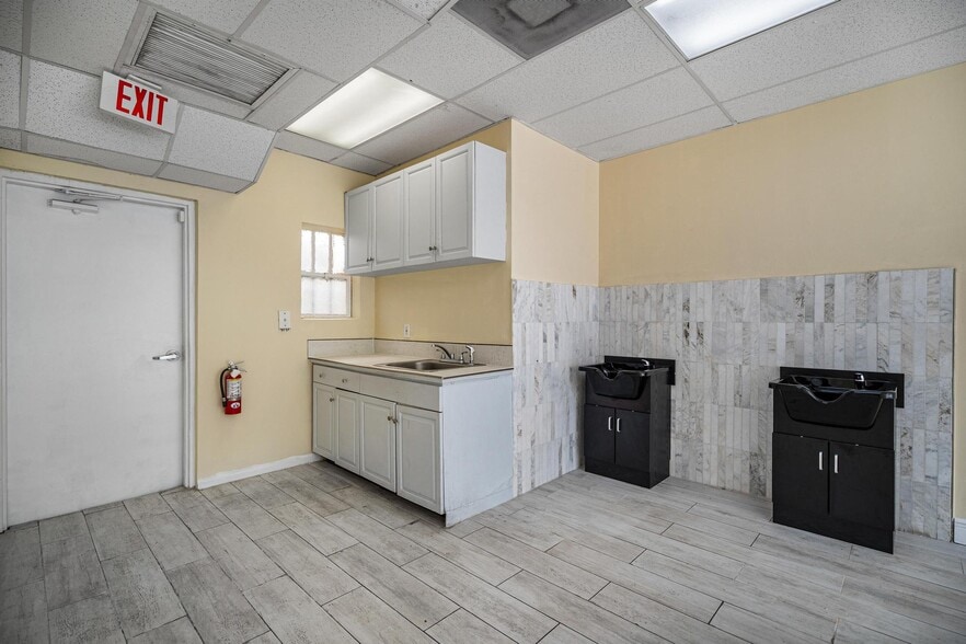 More Photos Of 16978-16990 NE 19th Ave, North Miami Beach Storefront Retail Office For Lease