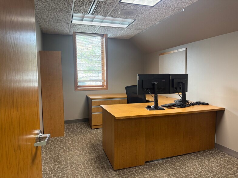 More Photos Of 712 Riverfront Dr, Sheboygan Office For Lease