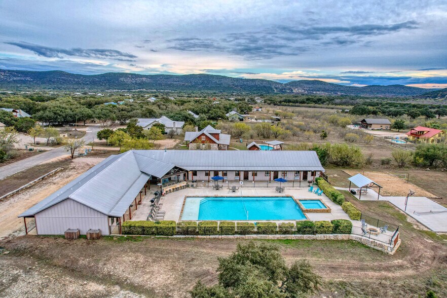 More Photos Of 16 Mountain Laurel Ln, Concan Hospitality For Sale