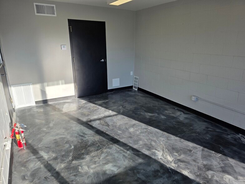 More Photos Of 2560-2580 Old Hwy 94 South Dr, Saint Charles Auto Repair For Lease
