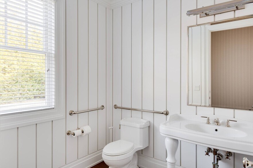 More Photos Of 26 Montauk Hwy, East Hampton Office For Sale