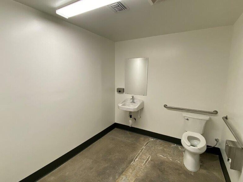 More Photos Of 21-29 W Easy St, Simi Valley Unknown For Lease