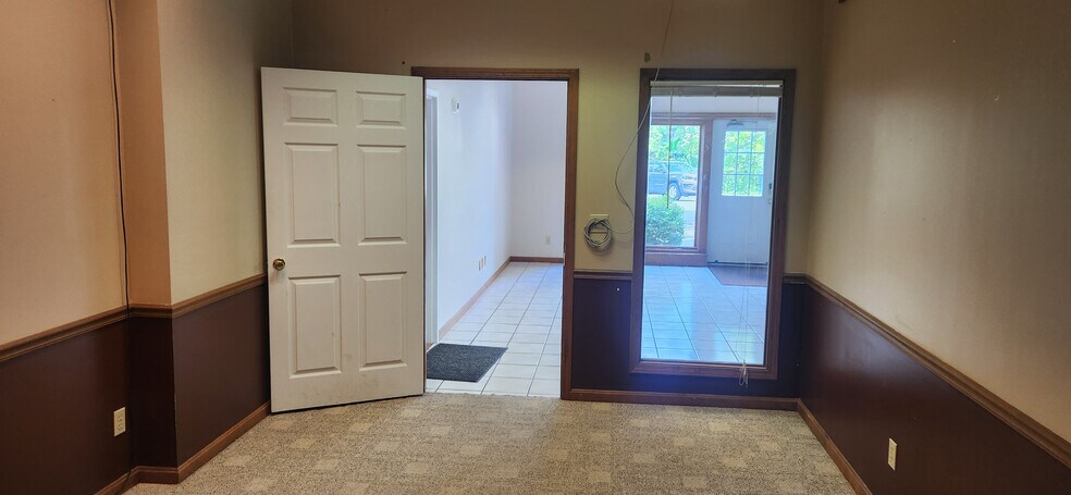 More Photos Of 27070 Detroit Rd, Westlake Freestanding For Lease