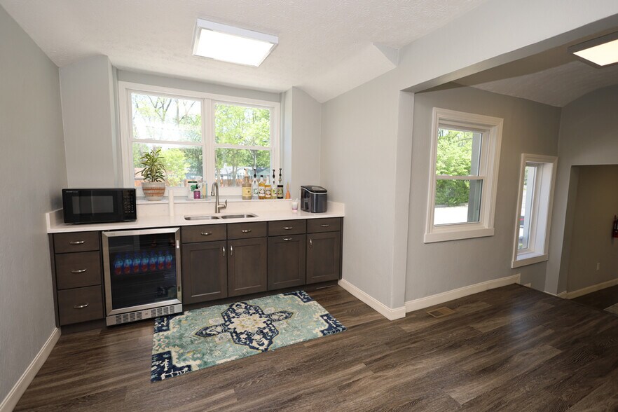 More Photos Of 235 W Franklin St, Centerville Storefront Retail Office For Lease