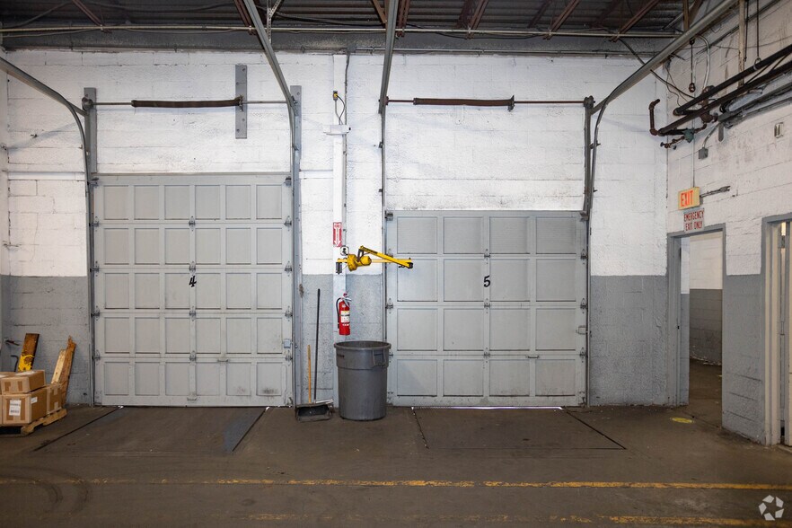 More Photos Of 11 E 2nd St, Mineola Warehouse For Lease