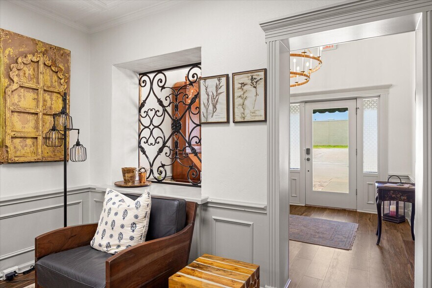 More Photos Of 111 S Houston St, Granbury Loft Creative Space For Sale