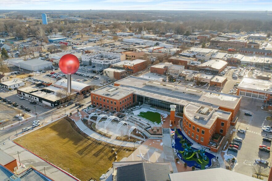 More Photos Of 127 SE 3rd St, Lees Summit Freestanding For Lease