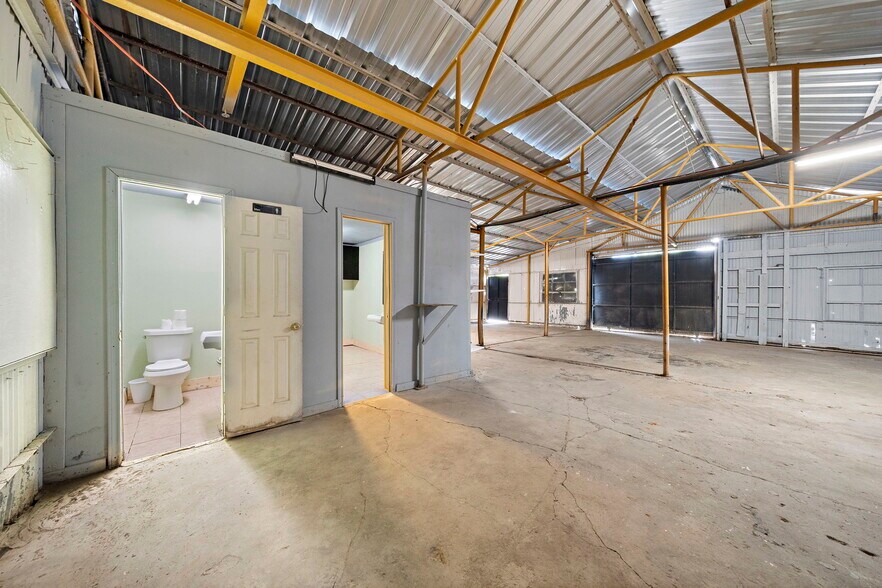 More Photos Of 120 N Bryan St, Houston Warehouse For Lease