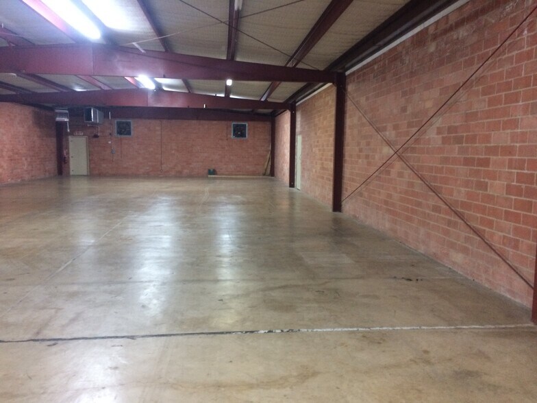 More Photos Of 8446 Gault Ln, San Antonio Light Distribution For Lease