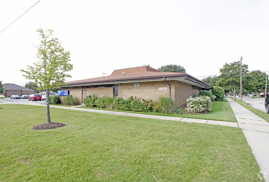 More Photos Of 25625-25647 Schoenherr Rd, Warren Medical For Lease