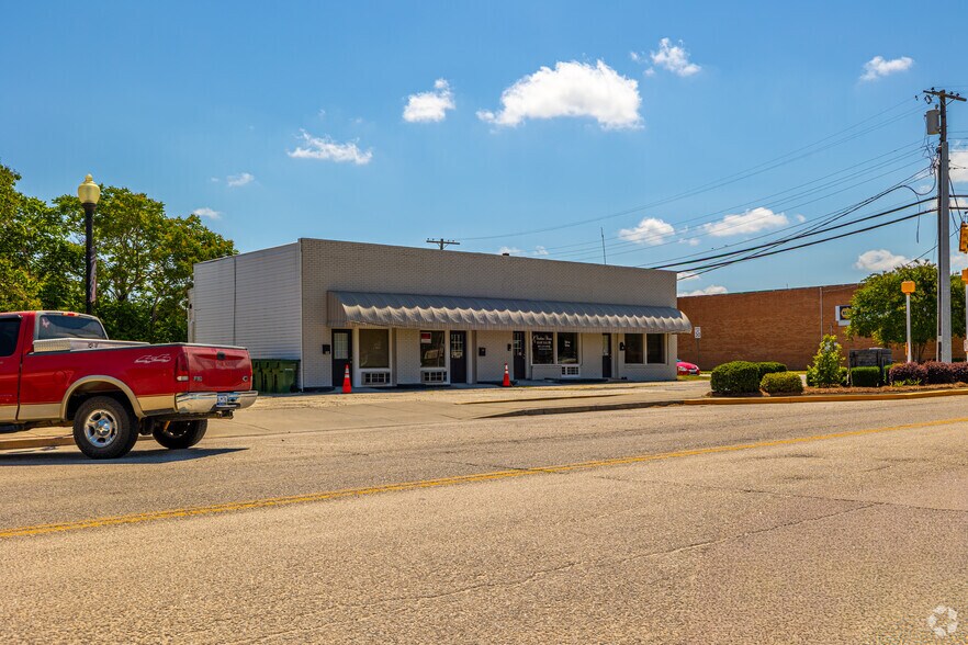 More Photos Of 103 E Richland St, Kershaw General Retail For Lease