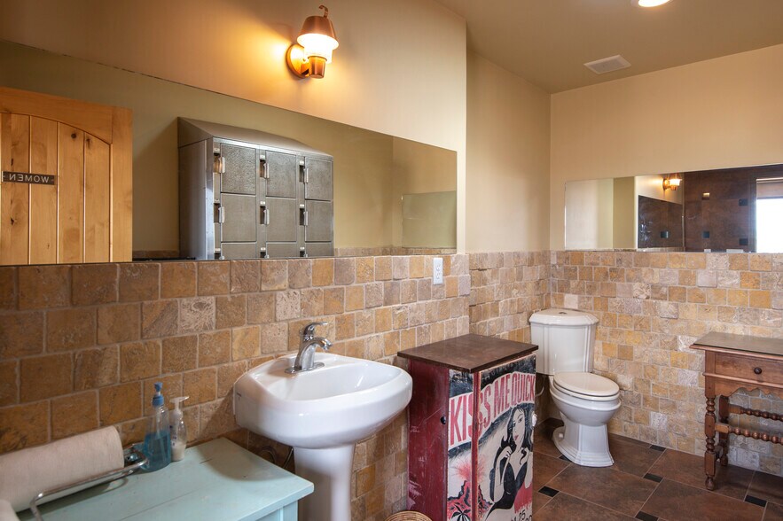 More Photos Of 1216 W Third St, Winslow Showroom For Sale