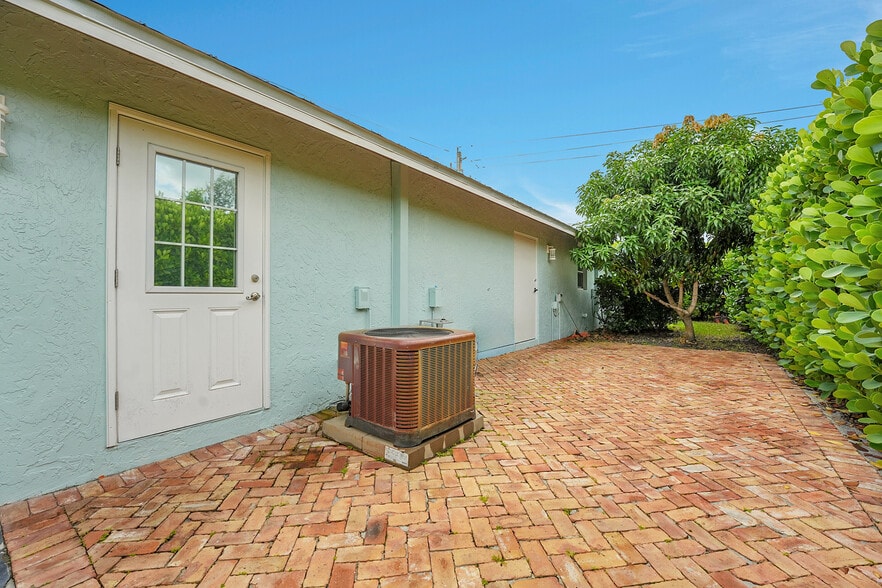 More Photos Of 101 SE Martin Luther King Jr Blvd, Stuart Office For Sale