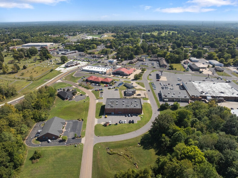 More Photos Of 67 Lakeview Dr, Paducah Office For Lease