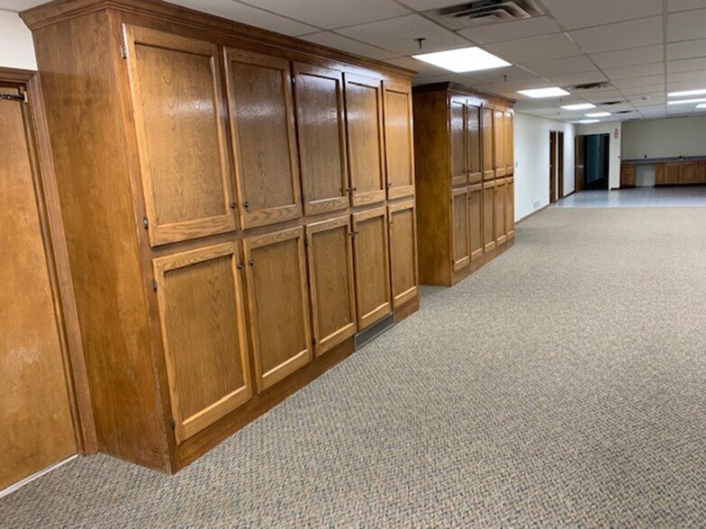 More Photos Of 6111-6117 Maxtown Rd, Westerville Warehouse For Lease