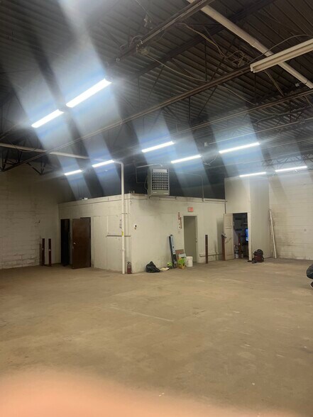 More Photos Of 2211 E 44th St, Indianapolis Flex For Lease