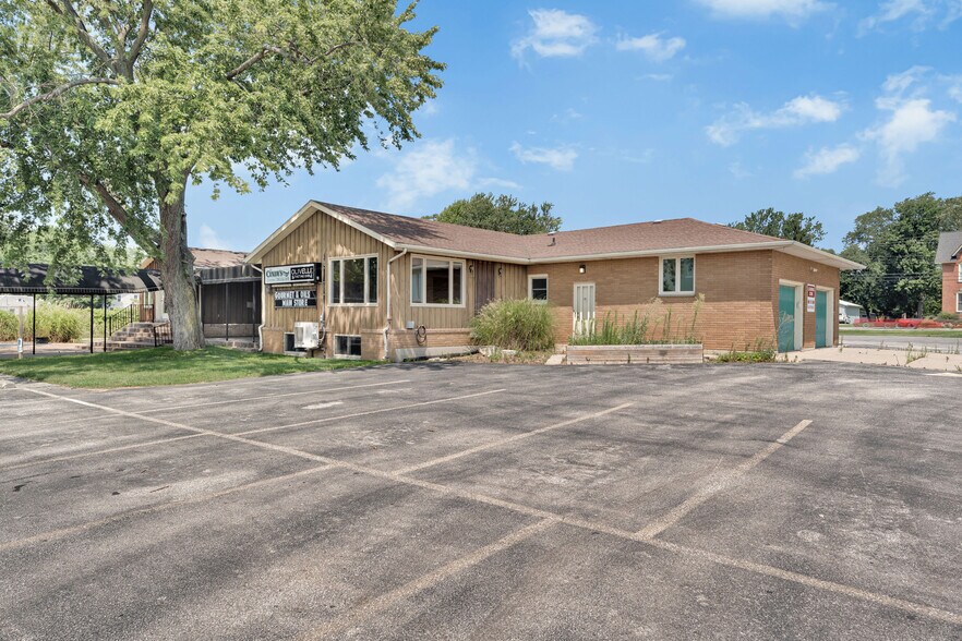 More Photos Of 585 Seacliff Dr, Kingsville Freestanding For Sale