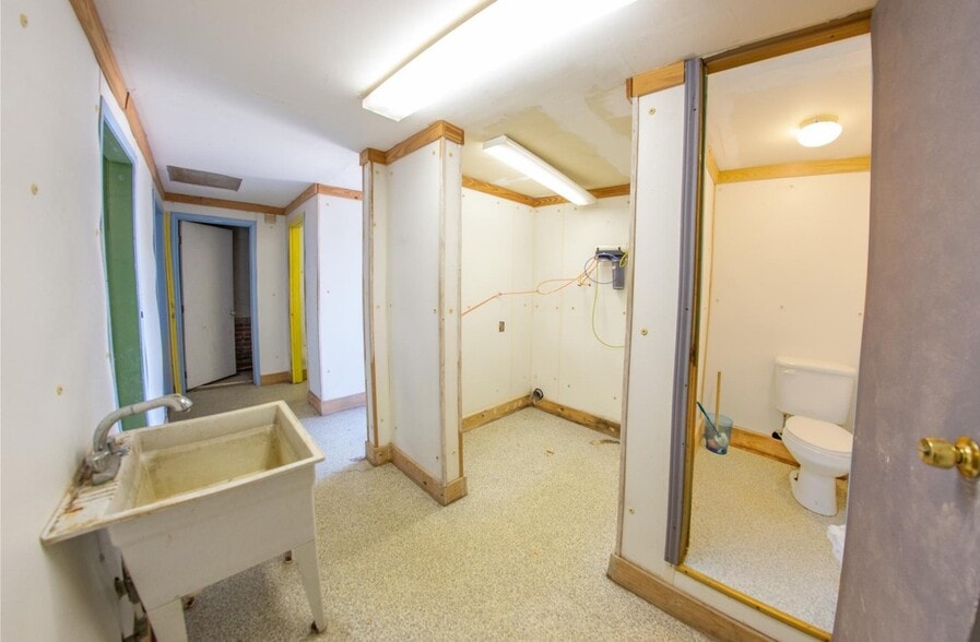 More Photos Of 1222 Main St, Commerce General Retail For Sale