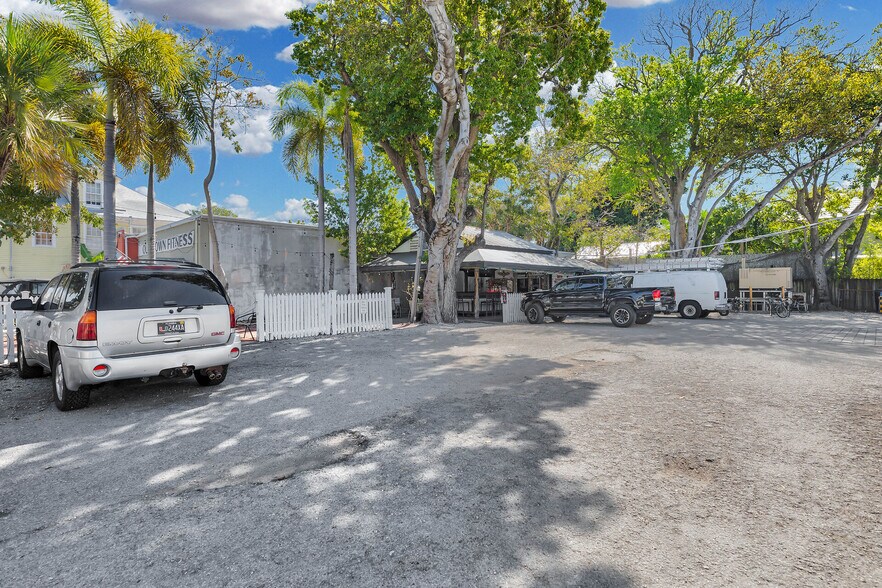 More Photos Of 1000-1006 Truman Ave, Key West Bar For Sale
