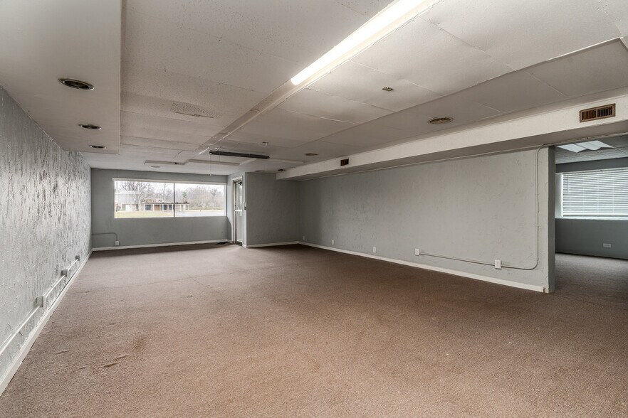 More Photos Of 828 E Main St, Carbondale General Retail For Sale