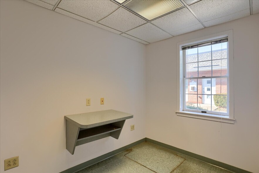 More Photos Of 1784 4th Ave, York Office For Sale