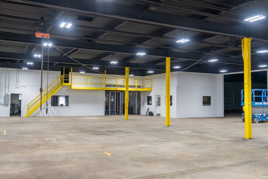 More Photos Of 1918 W Virginia Ave, Crewe Warehouse For Lease