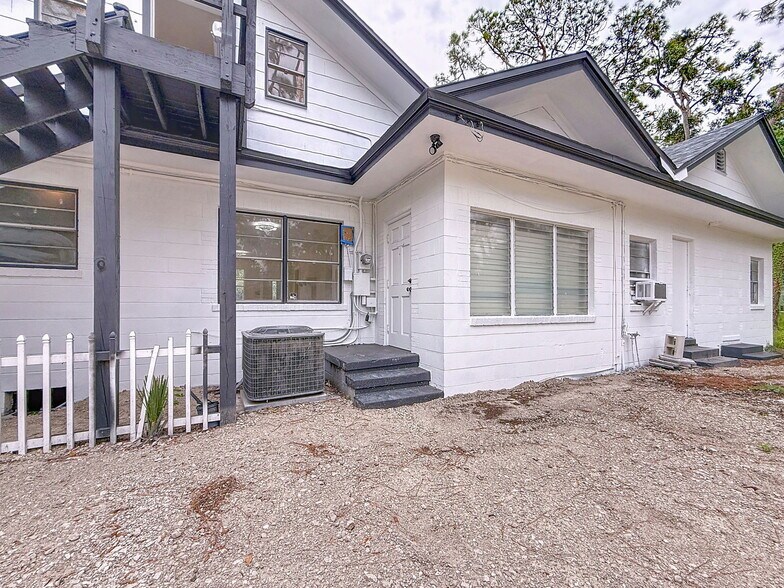 More Photos Of 301 N US Highway 41, Ruskin Office Residential For Lease