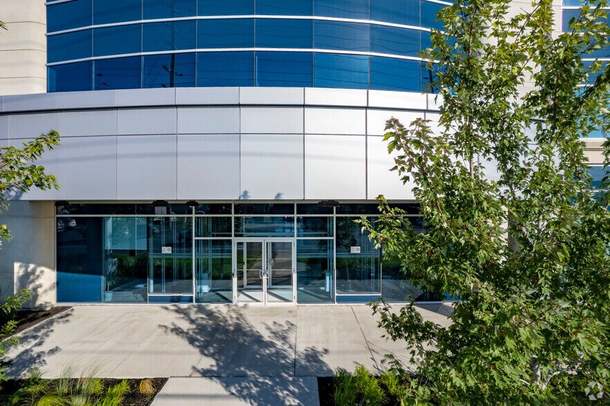 More Photos Of 218 Export Blvd, Mississauga Office For Lease