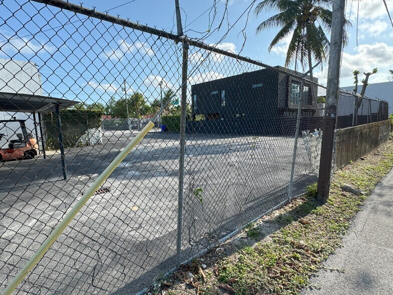 More Photos Of 3910 NW 2nd Ave, Miami Showroom For Sale