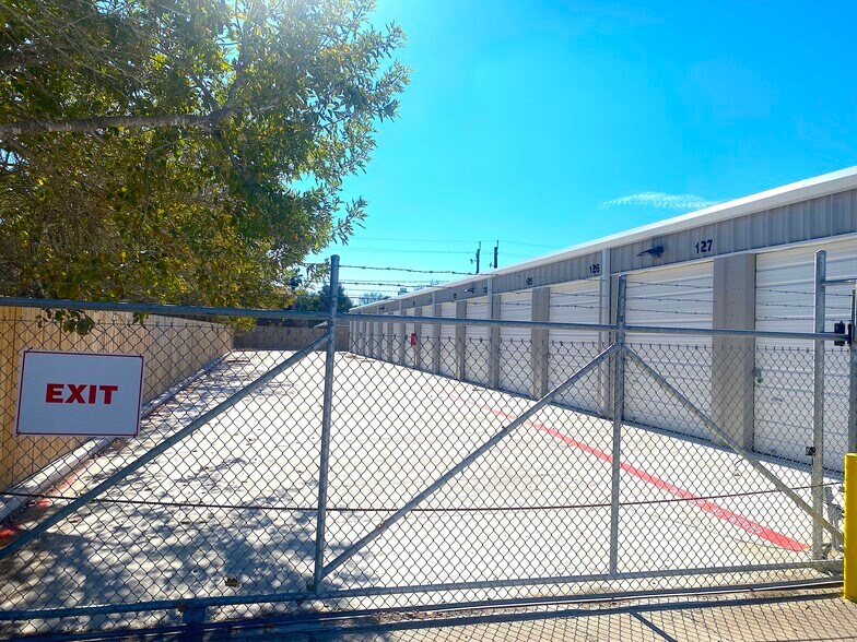 More Photos Of 5325 Yorktown Blvd, Corpus Christi Office For Sale