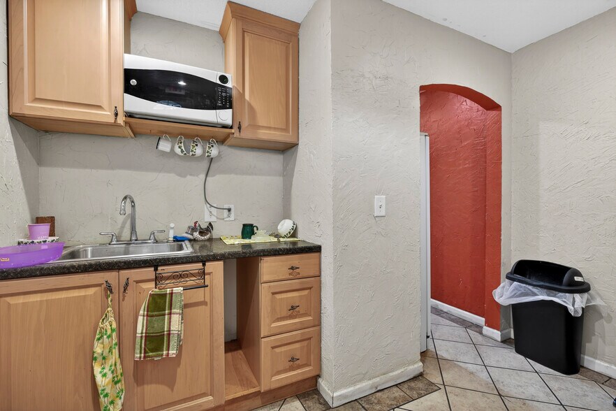 More Photos Of 4849 Mercer University Dr, Macon-Bibb Storefront For Sale