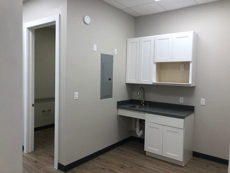 More Photos Of 2519 N Frazier St, Conroe Office Residential For Lease