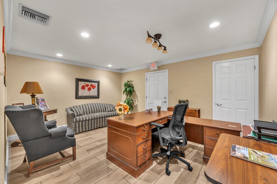 More Photos Of 308 Elizabeth St, Brandon Office For Lease
