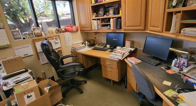 More Photos Of 4111 N 36th St, Phoenix Veterinarian Kennel For Sale