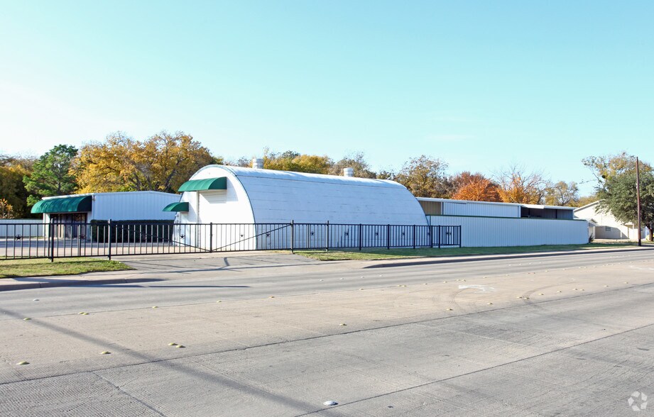 More Photos Of 5943 Posey Ln, Haltom City Manufacturing For Sale