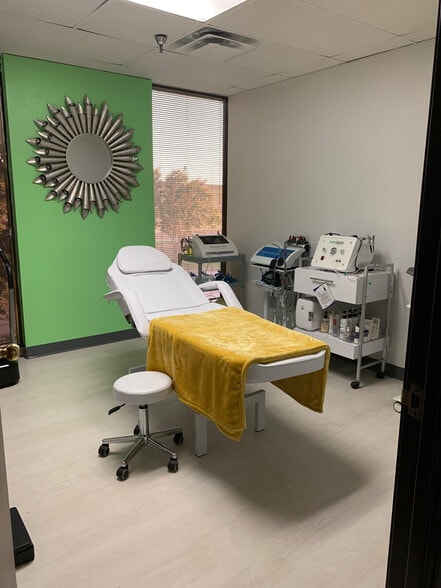 More Photos Of 415 E Airport Fwy, Irving Loft Creative Space For Lease