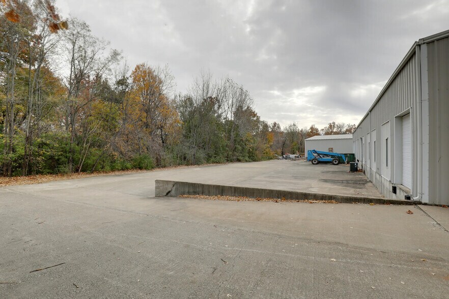 More Photos Of 2414 W Schneidman Dr, Quincy Industrial For Lease