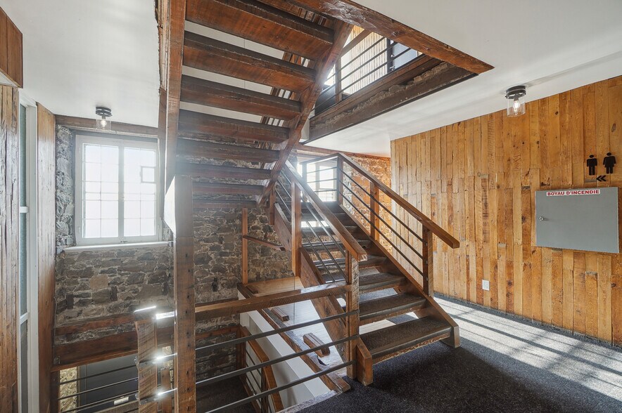 More Photos Of 32 Rue Saint-Charles, Longueuil Office For Lease